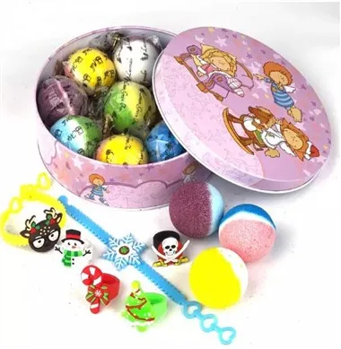 Karácsonyi fürdőbombák játékokkal